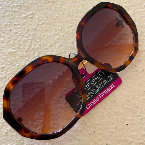 Foster Grant Accessories - NWT Foster Grant Women’s Fashion Sunglasses. Tortoise Shell Style Frames.